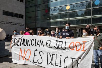 La Asamblea Feminista de Valencia convocó una concentración en la Ciudad de la Justicia el día del juicio.