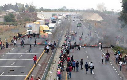 Los habitantes de Palmarito bloquean la autopista.