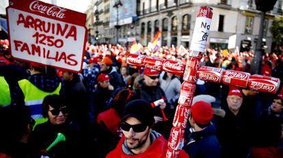 Trabajadores de Coca-Cola, en la Puerta del Sol contra el cierre de la planta de Fuenlabrada.