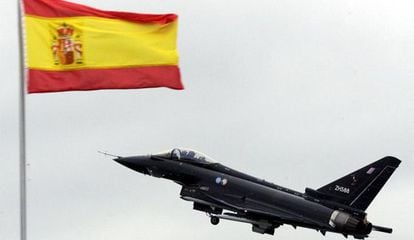 Avi&oacute;n de combate europeo Eurofighter en pleno vuelo en Farnborough