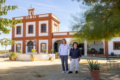 Ana Luque y Ángela Adrover han comprado y rehabilitado una casa de viñas abandonada de El Puerto para convertirla en su vivienda y alojamiento rural.