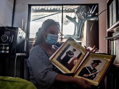 Nancy Sánchez, de 48 años, muestra fotografías en su casa de Villa El Salvador, Perú, ella fue esterilizada sin su consentimiento luego del nacimiento de su última hija Nicole.