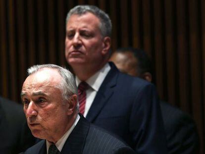 Bill Bratton, jefe de policía de Nueva York, en primer plano.