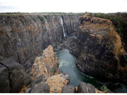 La peor sequía en 20 años ha mermado el caudal del río Zambeze, que alimenta el fenómeno natural del sureste africano