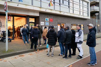 Varios ciudadanos esperan para votar en el barrio de Geuzenveld-Slotermeer, este miércoles.