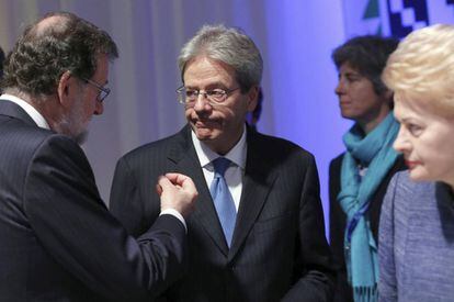 Mariano Rajoy dialoga con el primer ministro italiano Paolo Gentiloni, el miércoles 16 en Sofía.