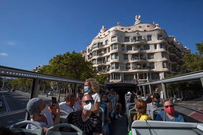 Una imagen de un autobús turístico, el pasado verano, en Barcelona, delante de La Pedrera.