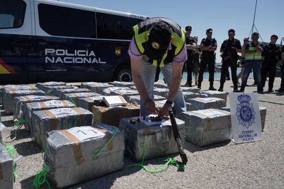 Fardos de 30 pastillas de cocaína de un kilo del velero 'Wall Street'.