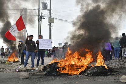 Manifestantes toman la carretera Panamericana a su paso por Arequipa.
