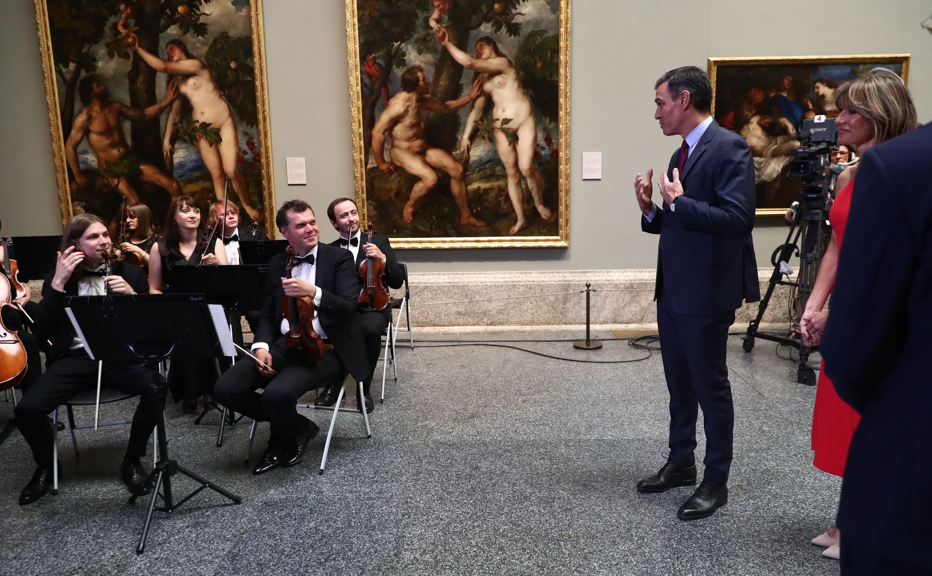 El presidente del Gobierno, Pedro Sánchez, habla con algunos de los integrantes de la Orquesta Sinfónica de Kiev, que interpretó algunas piezas de música clásica antes de la cena, el miércoles en el Museo del Prado. 