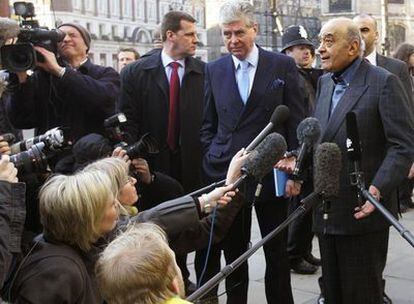 Mohamed Al Fayed habla ante los medios de comunicación en Londres.
