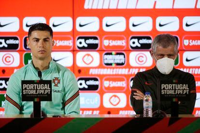 Cristiano Ronaldo junto al seleccionador portugués Fernando Santos.