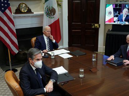Joe Biden, presidente de EE UU, junto a Antony Blinken, secretario de Estado, y Alejandro Mayorkas, secretario de Seguridad Nacional, durante una reunión virtual con el mandatario mexicano, Andrés Manuel López Obrador, en marzo pasado.