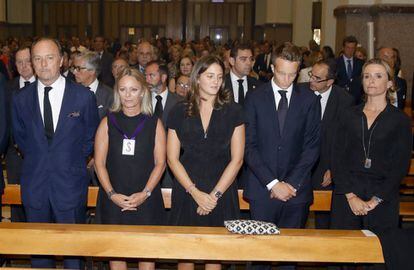 Pablo Hohenlohe , Flavia Hohenlohe , Victoria Elisabeth von Hohenlohe Langenburg y Alexander; María del Prado Muguiro durante el funeral por el duque de Medinaceli.