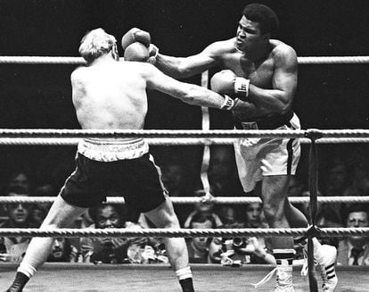 Muhammad Ali pelea con Richard Dunnen Munich (Alemania), el 24 de mayo de 1976.