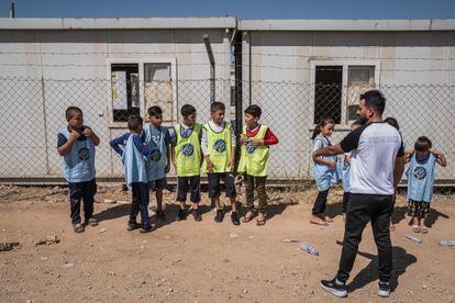 Un grupo de niños se prepara para la sesión de entrenamiento en la región de Kurdistán, Irak, el pasado 15 de agosto. Spirit of Soccer es una organización sin ánimo de lucro que tiene como meta educar a los jóvenes de los peligros de las minas antipersona en las zonas en las que viven.