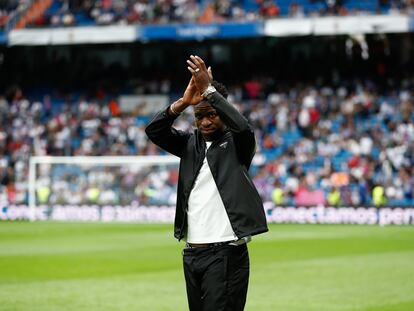 Vinicius Junior saluda a la grada antes del partido entre el Real Madrid y el Rayo Vallecano, en el Santiago Bernabéu, el miércoles.