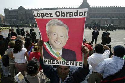 Un partidario de López Obrador sostiene un póster del líder del PRD en el que reivindica la victoria del izquierdista en las elecciones a la presidencia mexicana.