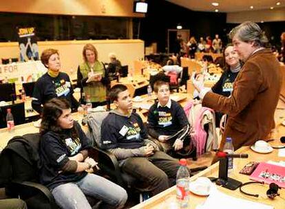 Estudiantes de Salamanca en la sesión del Parlamento Europeo sobre  la Campaña Mundial para la Educación.