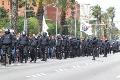 Estudiantes se manifiestan por las calles de Barcelona.