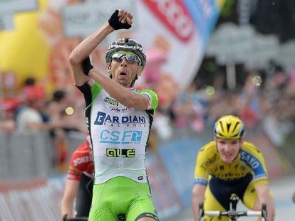 Pirazzi celebra su victoria de etapa con un corte de mangas