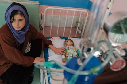 Adela, de 25 años, espera al doctor de su hijo de cuatro meses, Ali Mehran, en el Hospital Pediátrico Ata Turk, en Kabul, Afganistán, a finales de 2019.