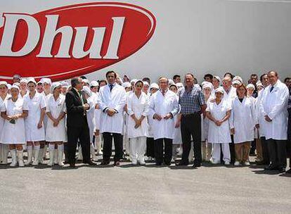 Varios miembros de la familia Ruiz Mateos posan con los trabajadores de la empresa Dhul, en Granada.