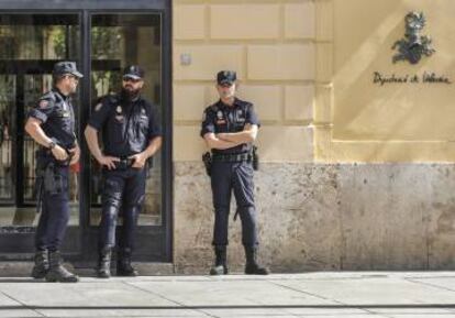 Fachada de la Diputación de Valencia con miembros de la UDEF durante el registro en la institución.