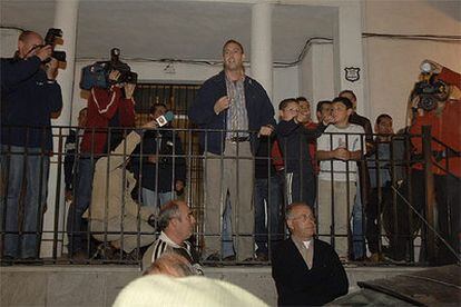 El alcalde de Jun, José Antonio Rodríguez, se dirige a los vecinos durante una protesta por la ocupación ilegal.