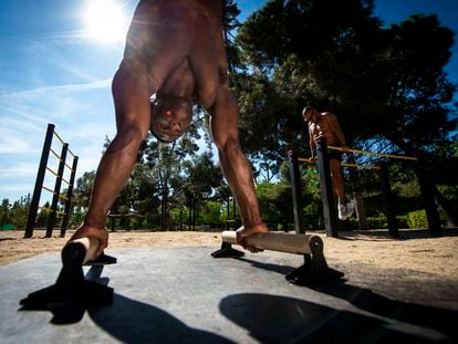 Dos hombres hacen ejercicio en el parque del Retiro, en Madrid, hace unos días.
