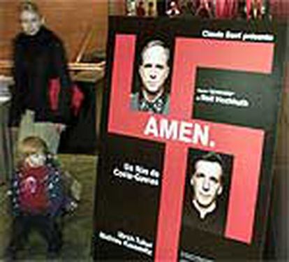 el cartel de la película <i>Amen</i>, expuesto en el Festival de Cine de Berlín.