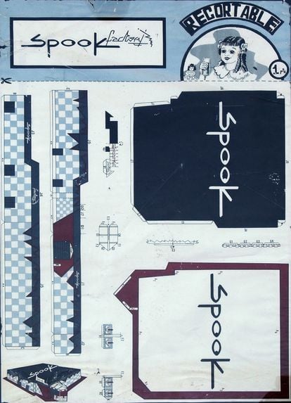 Cartel de una de las fiestas de Spook Factory, en el que se representaba la sala como un recortable que se podía reconstruir en casa.