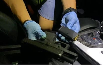 Pistola encontrada en el coche del cabecilla de una red de narcotráfico que tenía un laboratorio en una finca de Madrid.