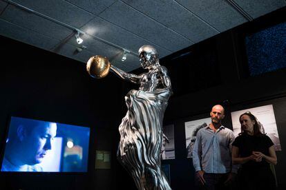 Dos visitantes del Museo Tekniska en Estocolmo observan La Estatua Imposible, una escultura creada por inteligencia artificial, el 8 de junio.