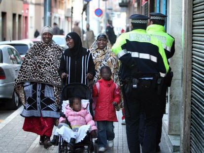Una familia de inmigrantes pasea por una calle de Salt.