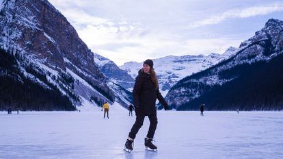 Patinaje sobre hielo en lago Louise, dentro del parque nacional de Banff, en la provincia canadiense de Alberta.