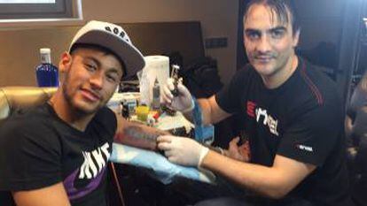 López también tatuó a Neymar: "Le hice un ambigrama en el brazo izquierdo, del derecho dice 'family' y si lo das vuelta dice 'forever'".