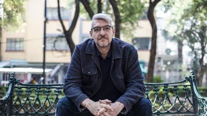 El escritor Emiliano Monge posa para una fotografía en el Centro de Coyoacán en la Ciudad de México. El libro ‘No contar todo’ de Emiliano Monge es uno de los más vendidos en el último año y él es considerado uno de los 25 autores más importantes en México en la actualidad.