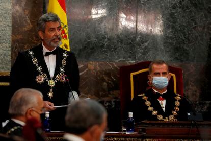 El presidente del CGPJ, Carlos Lesmes, y el rey Felipe VI, durante un acto el pasado septiembre.