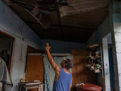 Un habitante del Nuevo Caracol en el Estado de Guerrero, muestra el daño a su casa tras los ataques con bombas lanzadas desde drones por grupos criminales en agosto del 2023.