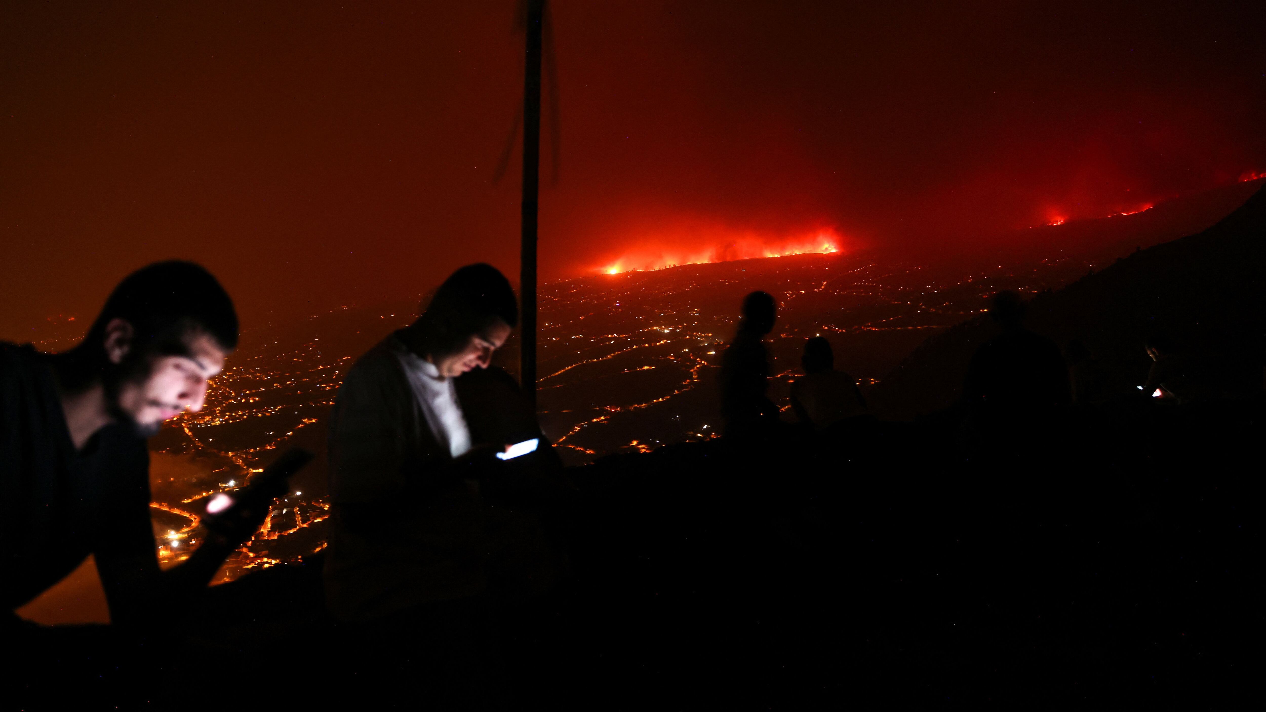 Aspecto nocturno del incendio en Tenerife este domingo.