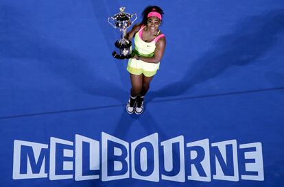Serena Williams alza el trofeo del Open de Australia tras vencer en la final a la rusa María Sharapova el 31 de enero de 2015.