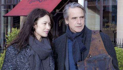 Olga Kurylenko y Jeremy Irons, en 'La correspondencia'.