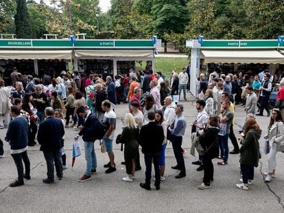 Una multitud de visitantes abarrota la Feria del Libro de Madrid en el Parque del Retiro.