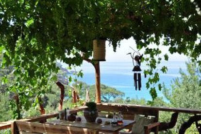 Terraza del Turan Hill Lounge, alojamiento con lujosas cabañas frente a la playa de Kabak, en el Mediterráneo turco.