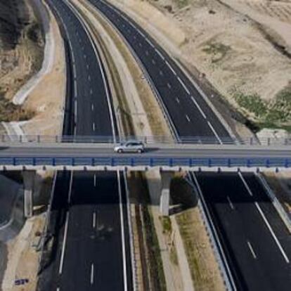 Vista aérea de la Radial R-3, autopista madrileña que enlaza la M-40 con la localidad de Arganda.