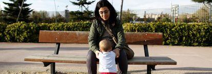 Rocío con su bebé, afectado qe ya se ha recuperado, en Fuenlabrada.