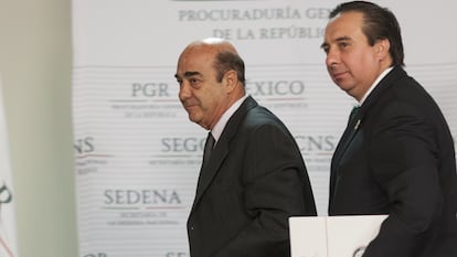 Jesús Murillo Karam entonces procurador y Tomás Zerón director de la Agencia de Investigación Criminal durante una conferencia de prensa el 14 de octubre del 2014.