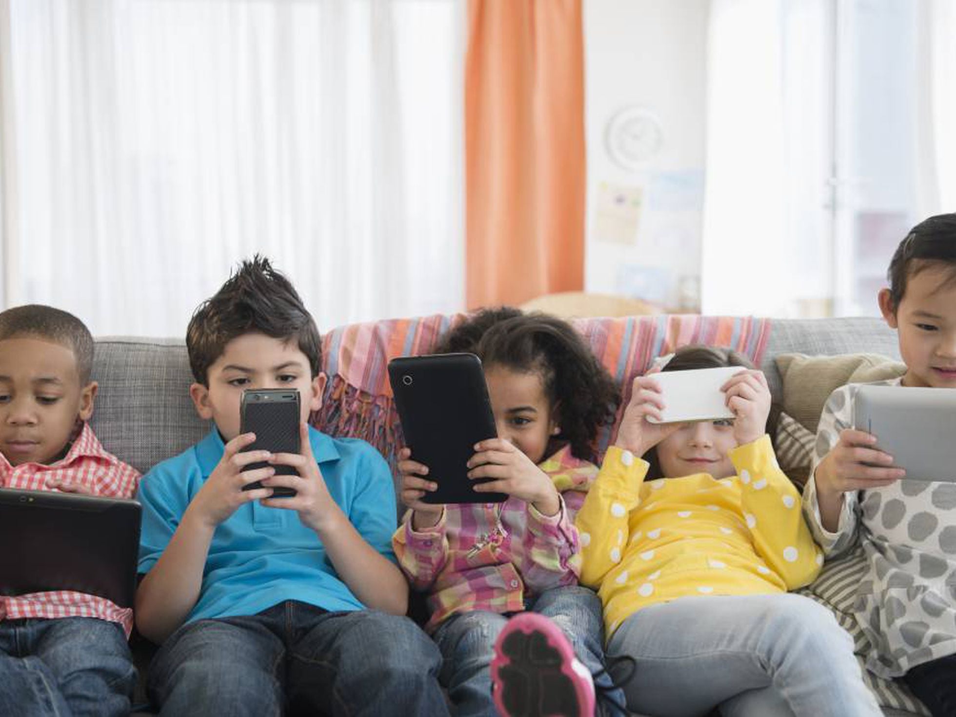 Les neuf comportements qui indiquent que votre enfant est accro à la technologie | Mamans et papas | LE PAYS