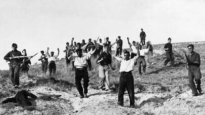 Soldados republicanos son capturados por las tropas franquistas en el frente de Somosierra durante la Guerra Civil.